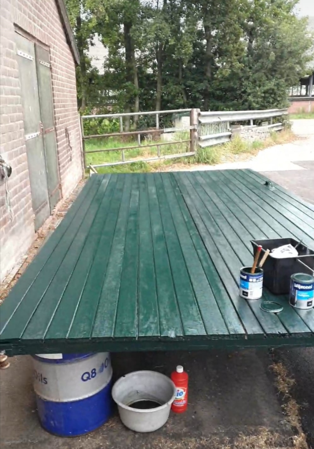 Staldeuren na het schilderwerk — strakke, diepgroene afwerking
